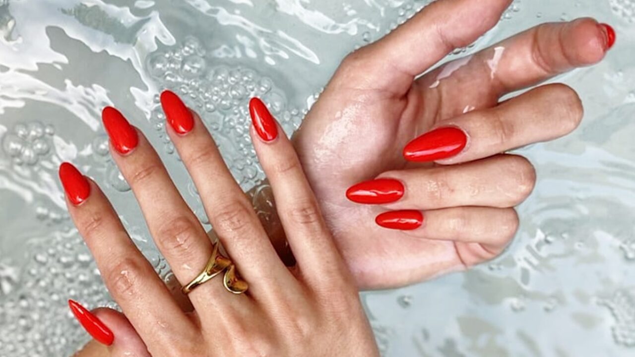 20 inspirações diferentes de unhas vermelhas para sair do tradicional